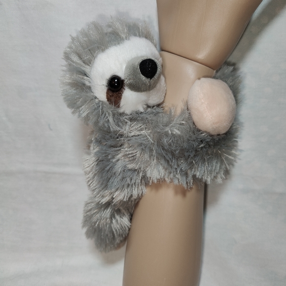 *WILD REPUBLIC Hugging Sloth Wrist Band Plush Animal Toy - Picture 4 of 7